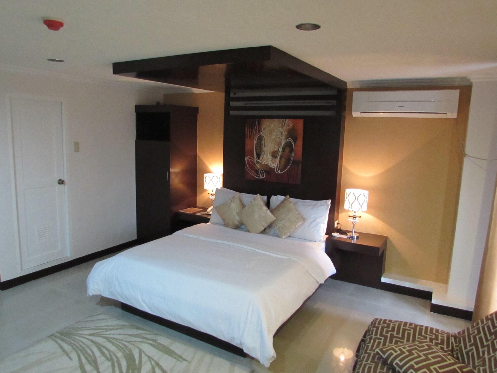 Oyster Plaza Hotel Paranaque City Bagian luar foto