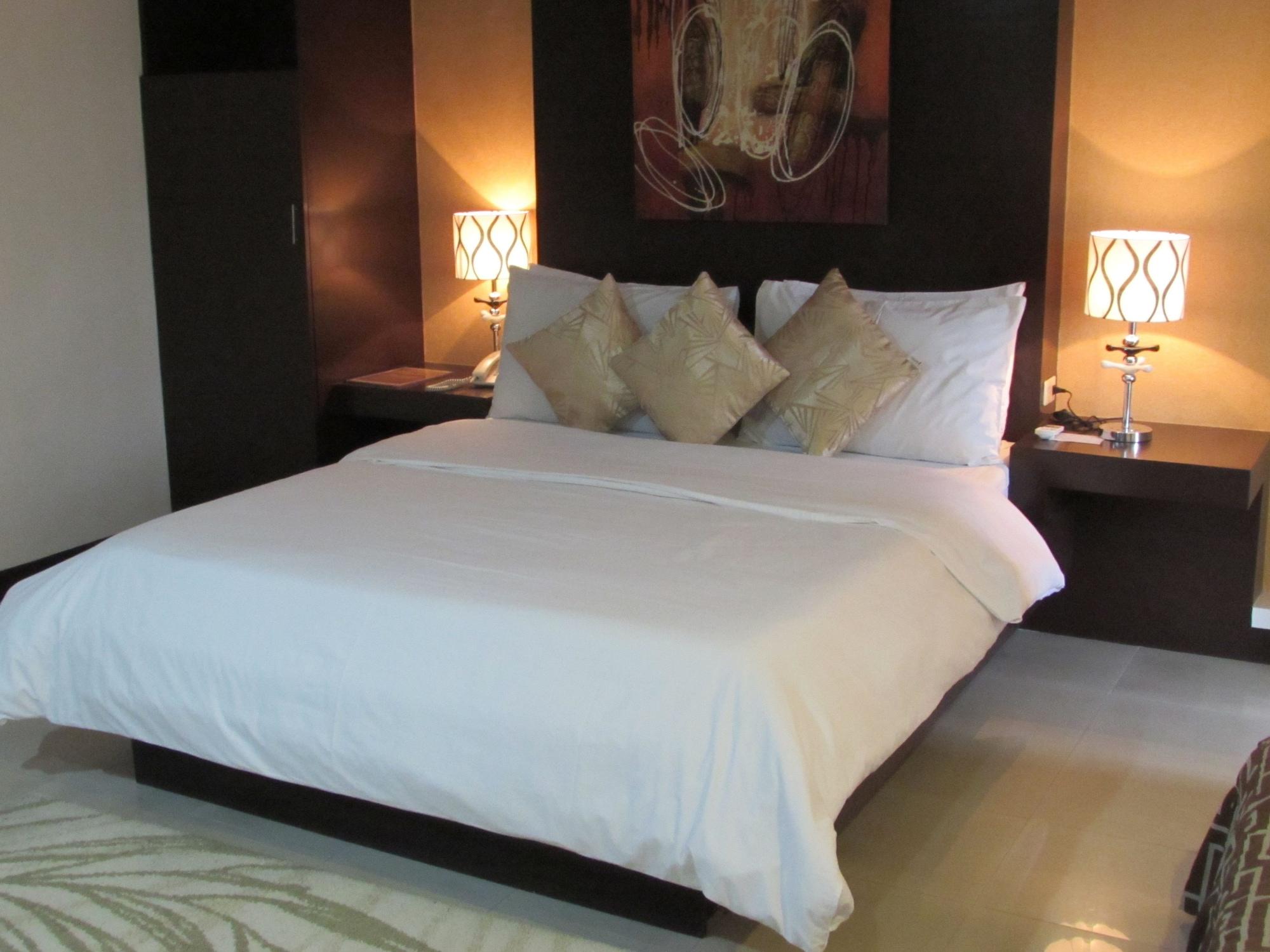 Oyster Plaza Hotel Paranaque City Bagian luar foto