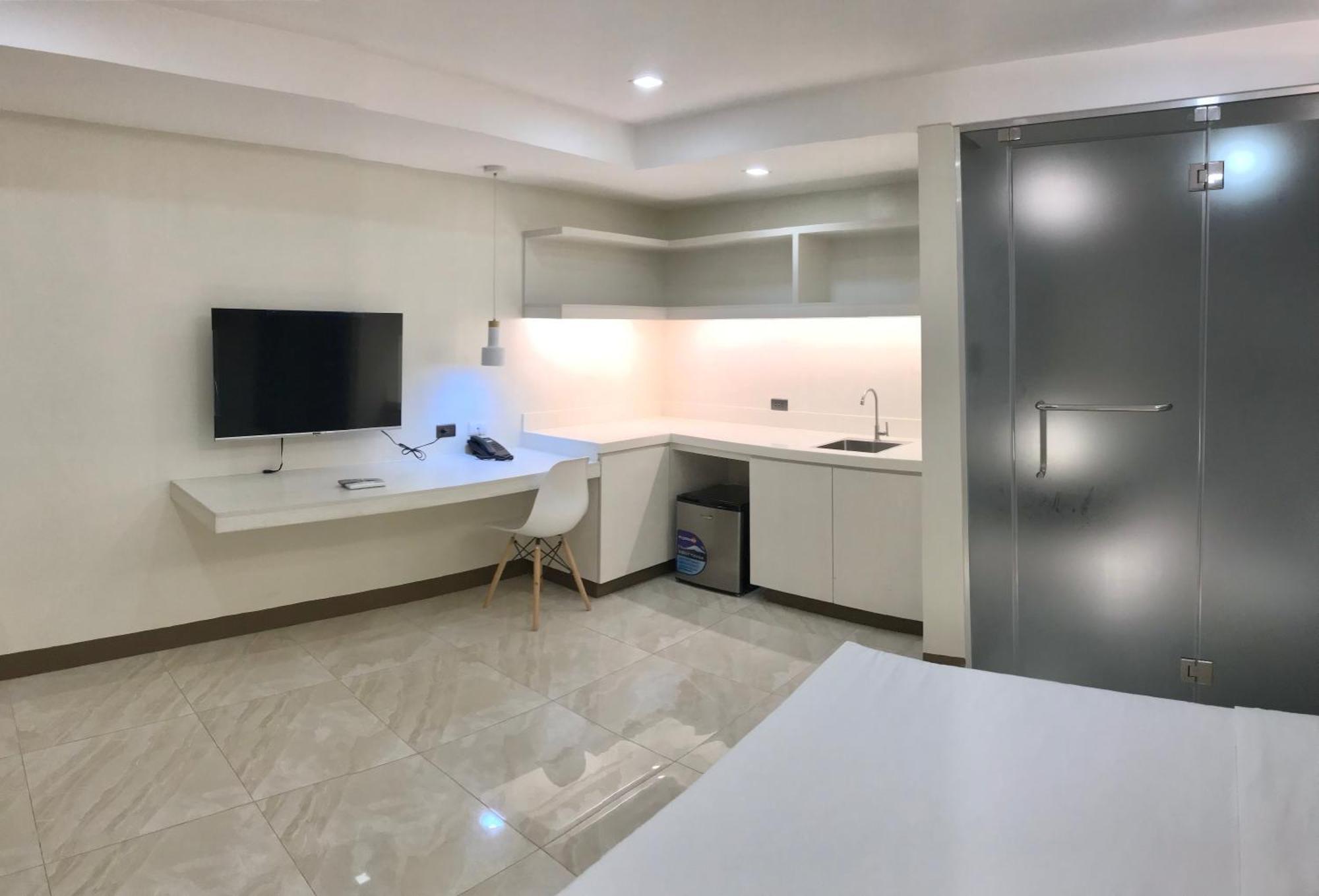 Oyster Plaza Hotel Paranaque City Bagian luar foto