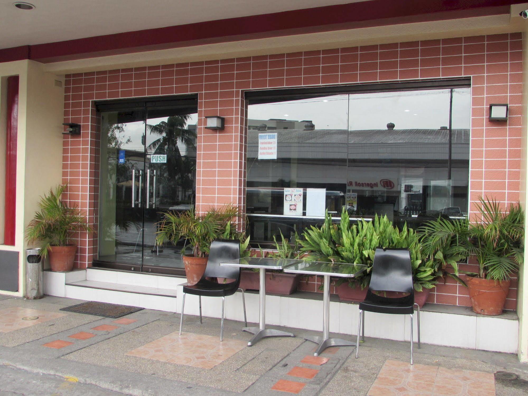 Oyster Plaza Hotel Paranaque City Bagian luar foto